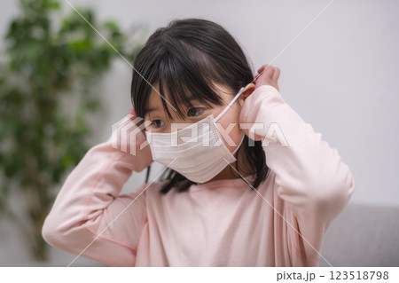 医療用マスクを着用する小学生の女の子 123518798