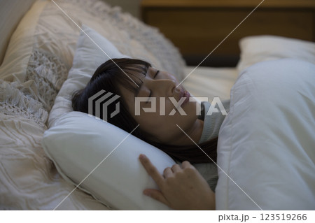 ベッドで眠る若い女性 ベッドで眠る若い女性 123519266