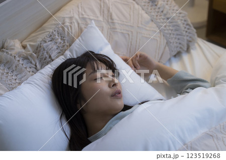 ベッドで眠る若い女性 123519268