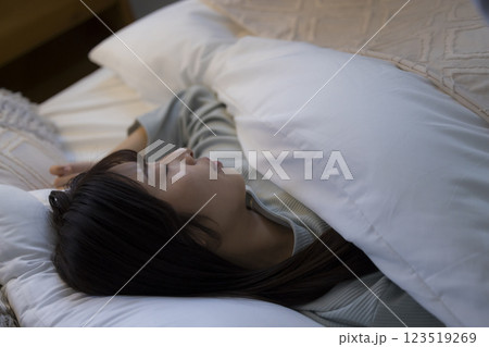 ベッドで眠る若い女性 123519269