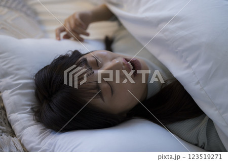ベッドで眠る若い女性 ベッドで眠る若い女性 123519271