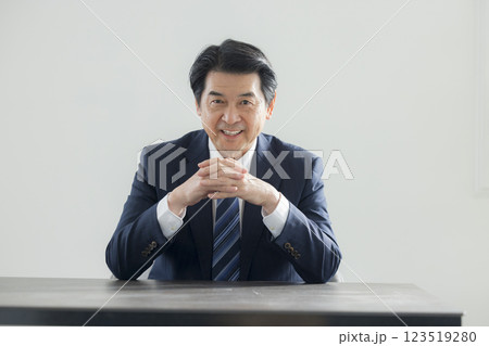 会議をするビジネスマン 会議をするビジネスマン 123519280