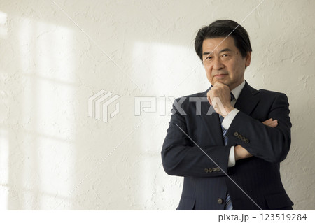 考える中年男性 考える中年男性 123519284