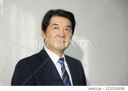考える中年男性 123519286