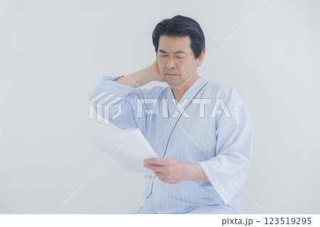 検査結果を見てショックを受ける中年男性　　  123519295