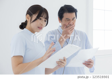 検査結果を見てショックを受ける中年男性　　  123519301