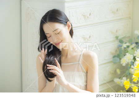 若い女性、ヘアケアイメージ  123519348