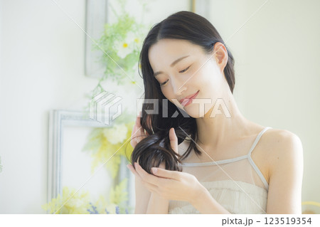 若い女性、ヘアケアイメージ  123519354