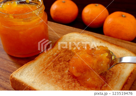 トーストにみかんジャムを塗る 123519476