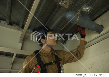 建設現場で働く男性　 123519482