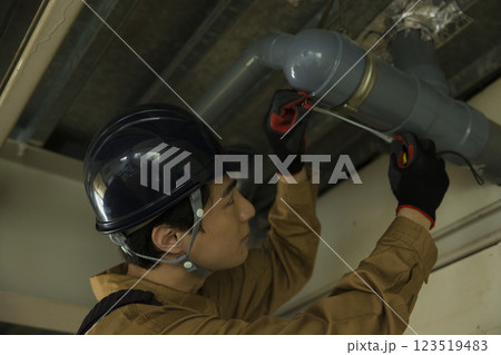 建設現場で働く男性　 123519483