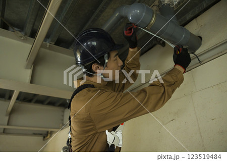 建設現場で働く男性　 123519484