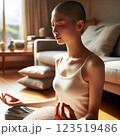 瞑想する女性 123519486