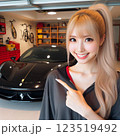 高級車を指さす日本人女性 123519492