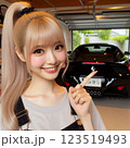 高級車を指さす日本人女性 123519493