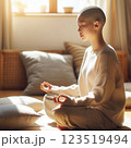 瞑想する日本人女性 123519494