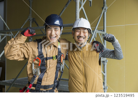 建設現場で働く男性　 123519495