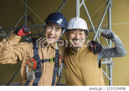 建設現場で働く男性　 123519496