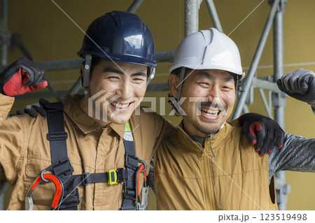 建設現場で働く男性 建設現場で働く男性 123519498