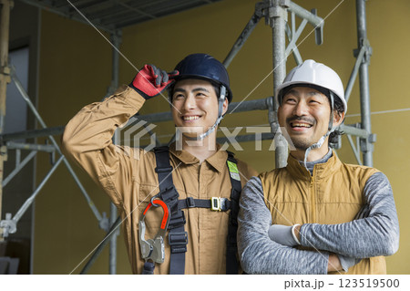 建設現場で働く男性　 123519500
