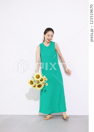 ひまわりの花束を持つ笑顔の女性 123519670