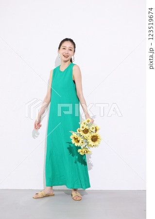 ひまわりの花束を持つ笑顔の女性 ひまわりの花束を持つ笑顔の女性 123519674