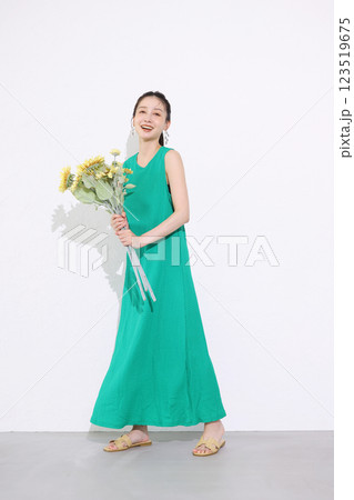 ひまわりの花束を持つ笑顔の女性 ひまわりの花束を持つ笑顔の女性 123519675