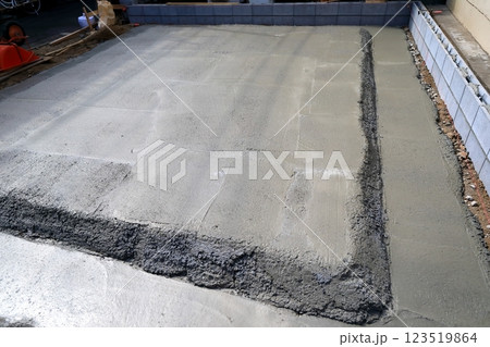 住宅の基礎工事　打設後の捨てコンクリート 123519864