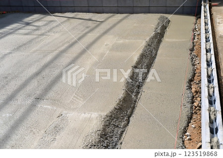 住宅の基礎工事 打設後の捨てコンクリート 住宅の基礎工事 打設後の捨てコンクリート 123519868