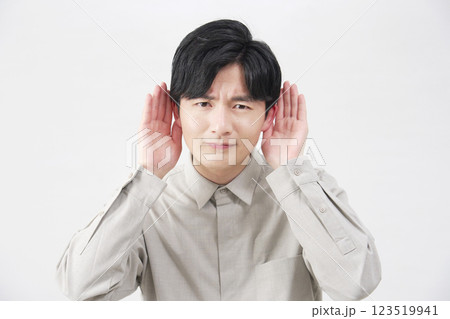 男性　耳に手を当てて聴く　20代　白背景 123519941