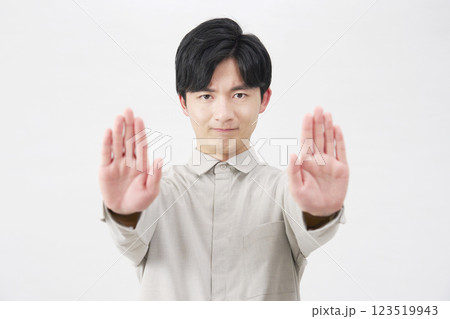 男性　禁止のポーズ　20代　白背景 123519943