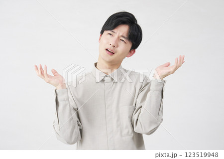 男性　降参　20代　白背景 123519948