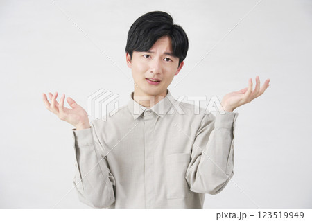 男性 降参 20代 白背景 男性 降参 20代 白背景 123519949