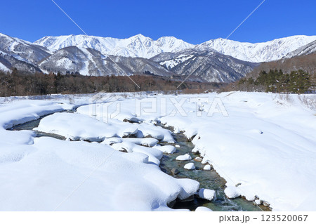 白馬大橋から望む冬の白馬三山 123520067