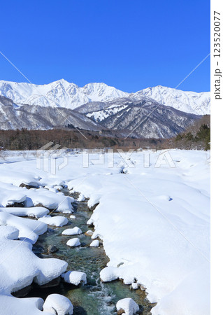 白馬大橋から望む冬の白馬三山 123520077