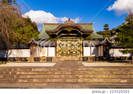 鎌倉　建長興国禅寺の唐門 123520101