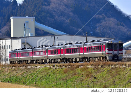 築堤を行く特急はまかぜ 築堤を行く特急はまかぜ 123520335