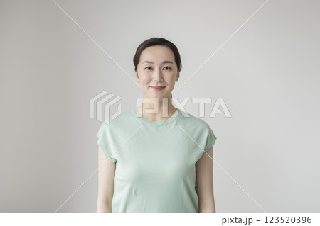 カメラ目線で微笑むの30代の女性 カメラ目線で微笑むの30代の女性 123520396