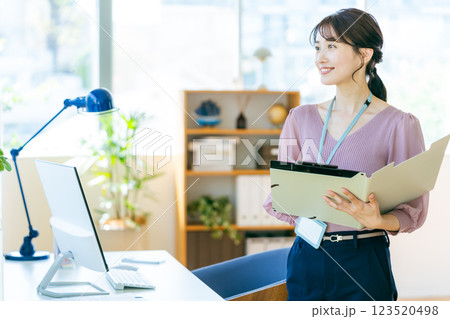 オフィスで働くビジネスウーマン 123520498