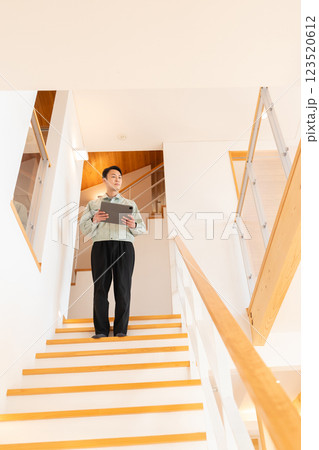 住宅の内装を点検する建築作業員 住宅の内装を点検する建築作業員 123520612
