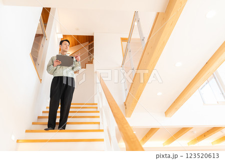 住宅の内装を点検する建築作業員 住宅の内装を点検する建築作業員 123520613
