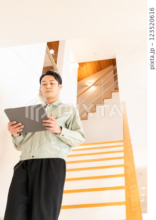 住宅の内装を点検する建築作業員 住宅の内装を点検する建築作業員 123520616