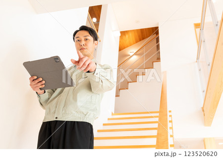 住宅の内装を点検する建築作業員 123520620