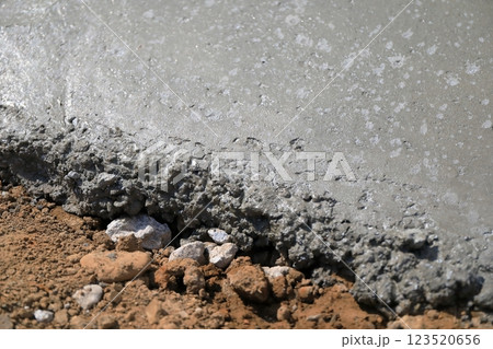 住宅の基礎工事　打設後の捨てコンクリート 123520656