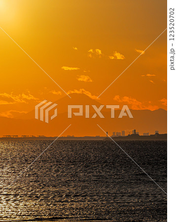 稲毛海岸から見た夕焼けの空と山 稲毛海岸から見た夕焼けの空と山 123520702