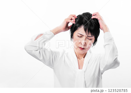 頭を抱え苦悩する女性 123520785