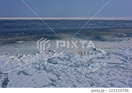 能取岬からの流氷 能取岬からの流氷 123520798