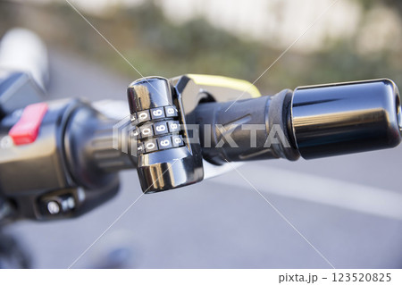 バイクのハンドルにつけた鍵 バイクのハンドルにつけた鍵 123520825