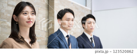 オフィスで働く男女のチームの横顔の横並び　未来と希望を見つめる、目標を目指すイメージ 123520862