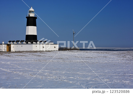 冬の能取岬灯台 冬の能取岬灯台 123520886